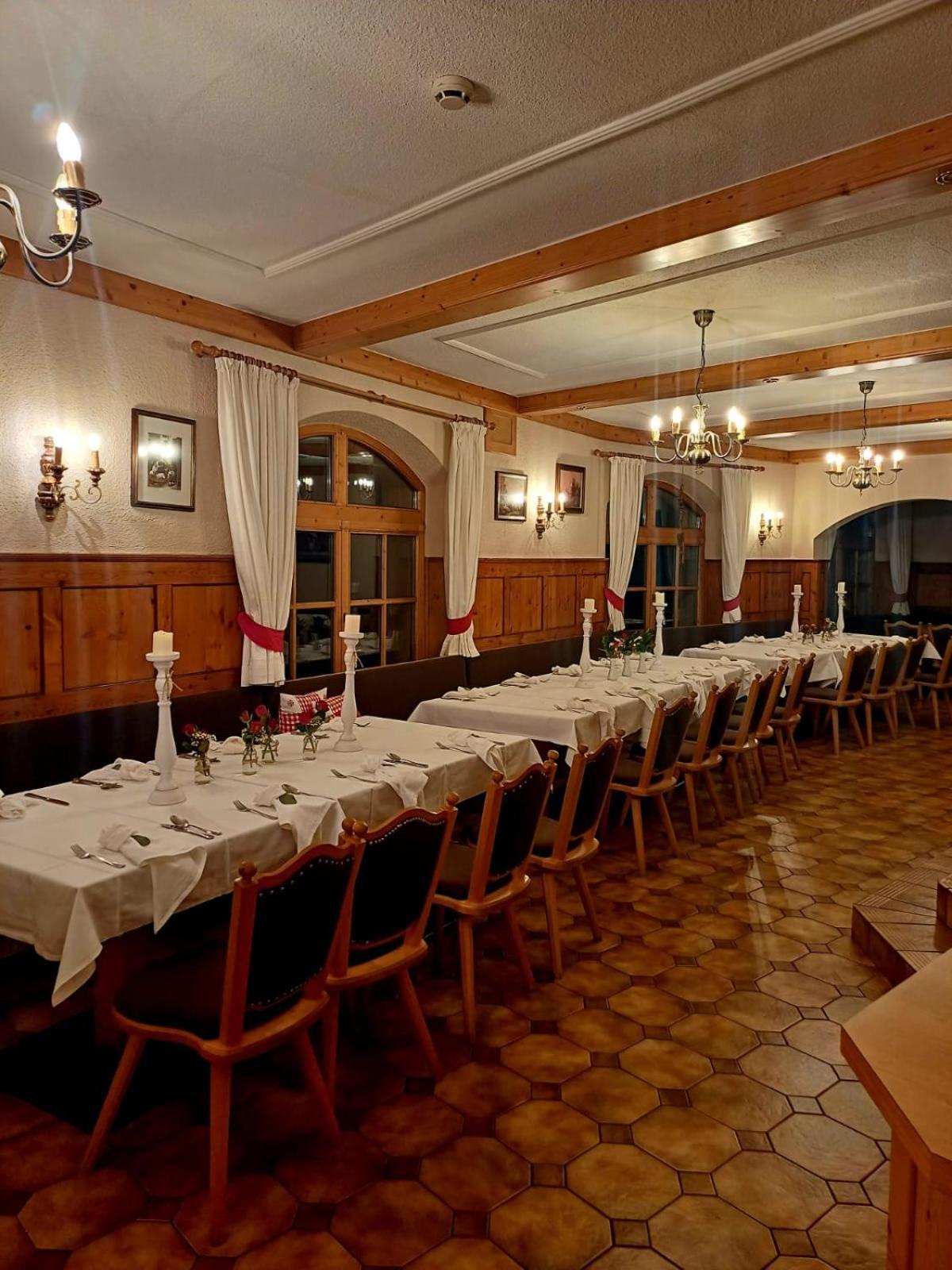 Hotel Restaurant Liesele Sonne 皮茨河谷圣莱昂哈德 外观 照片